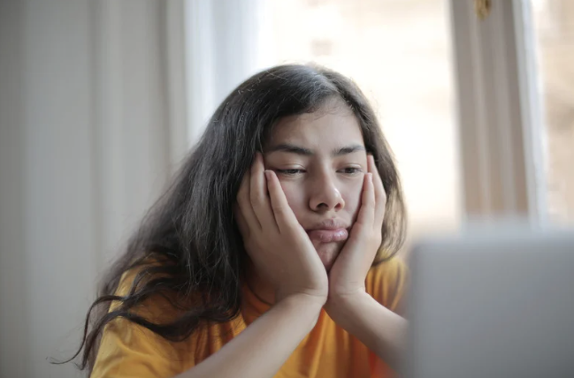 gula tersembunyi, makanan gurih tinggi gula, camilan tidak sehat untuk ibu hamil, tips camilan sehat bunda, makanan olahan dan gula, seblak untuk ibu menyusui, nugget aman untuk anak, Bunda, si Keci,